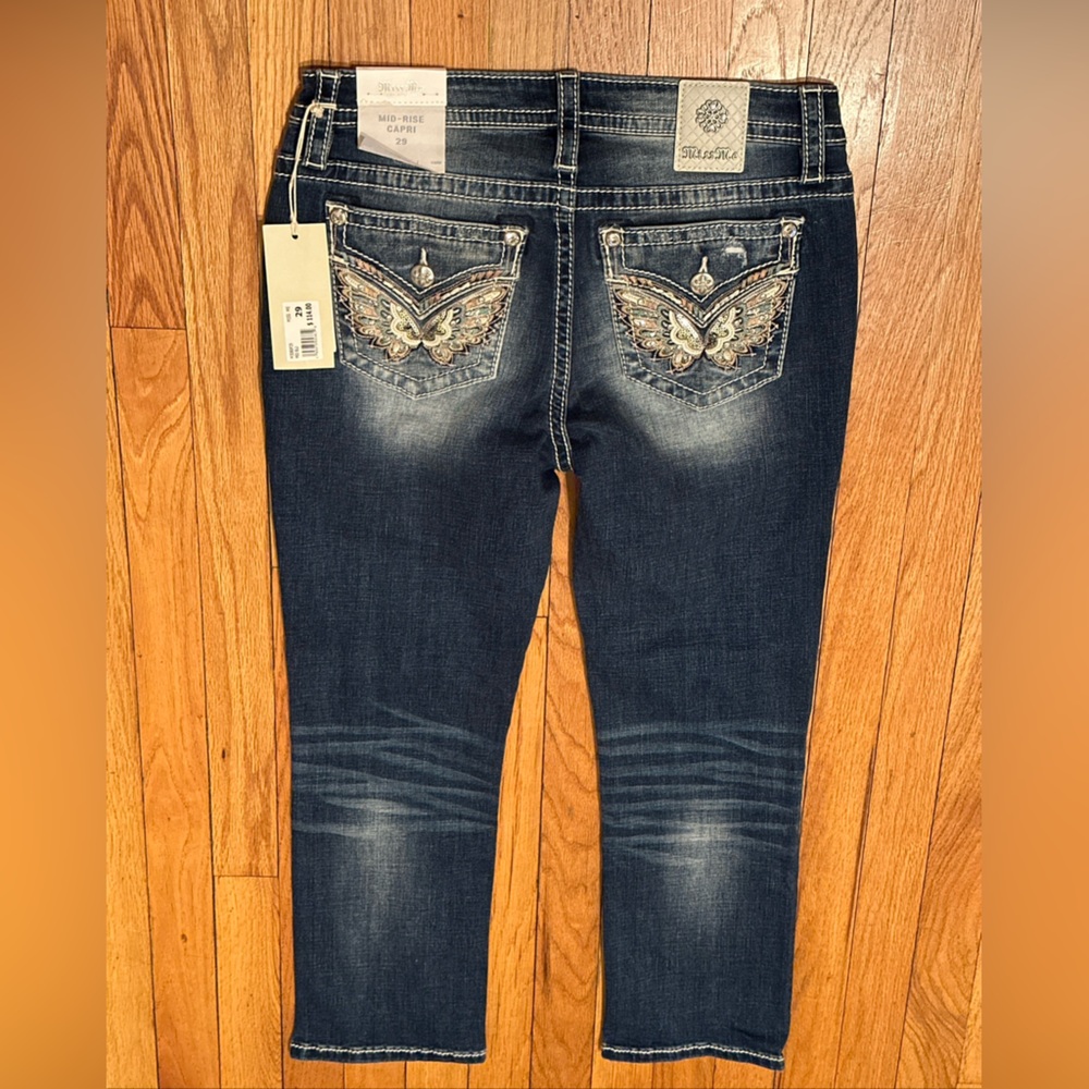 NEW Miss Me Medium Wash Butterfly Pocket Mid Rise Capri Jeans Size 29